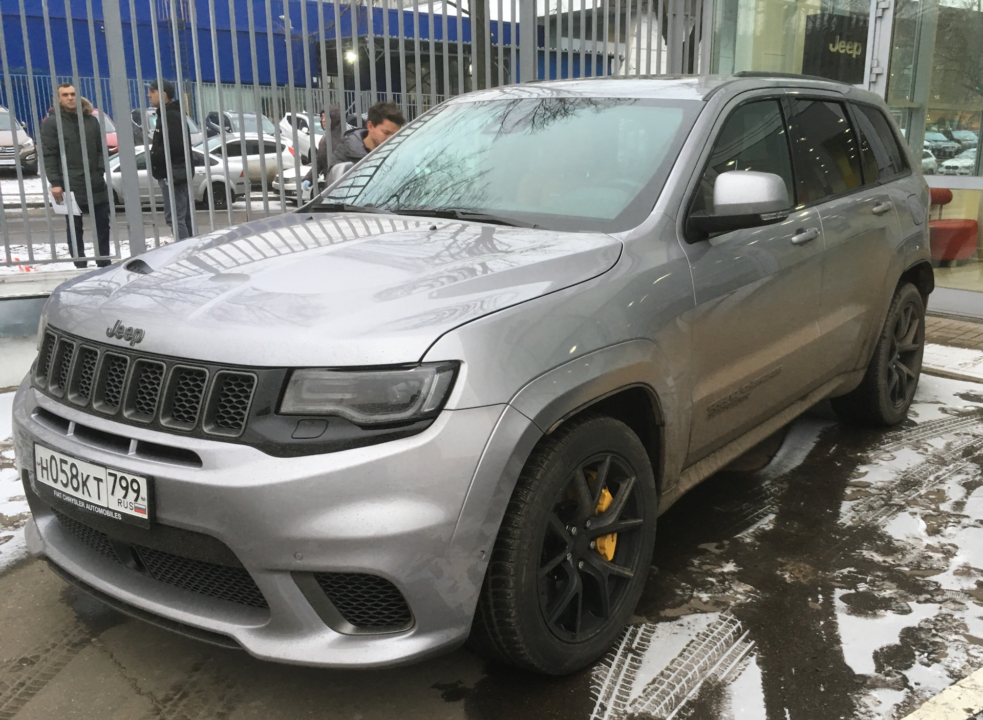 Л 2018. Jeep Grand Cherokee 2018 тест драйв. Тест драйв Jeep Trackhawk. Тест драйв Jeep Trackhawk серый. Тест драйв Jeep Trackhawk сервй.