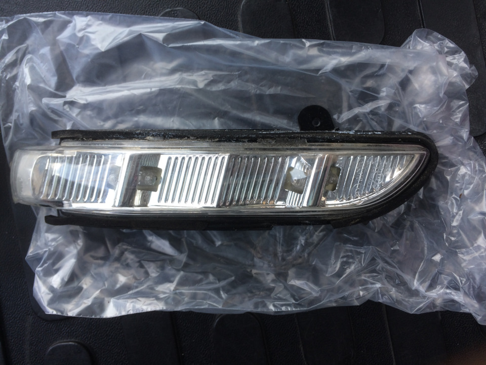 Замена повторителя поворота в левом зеркале — Mercedes-Benz E-class ...