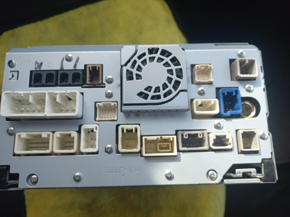 Как открутить магнитолу, болты секретки. Открутил, какой штекер камера ...