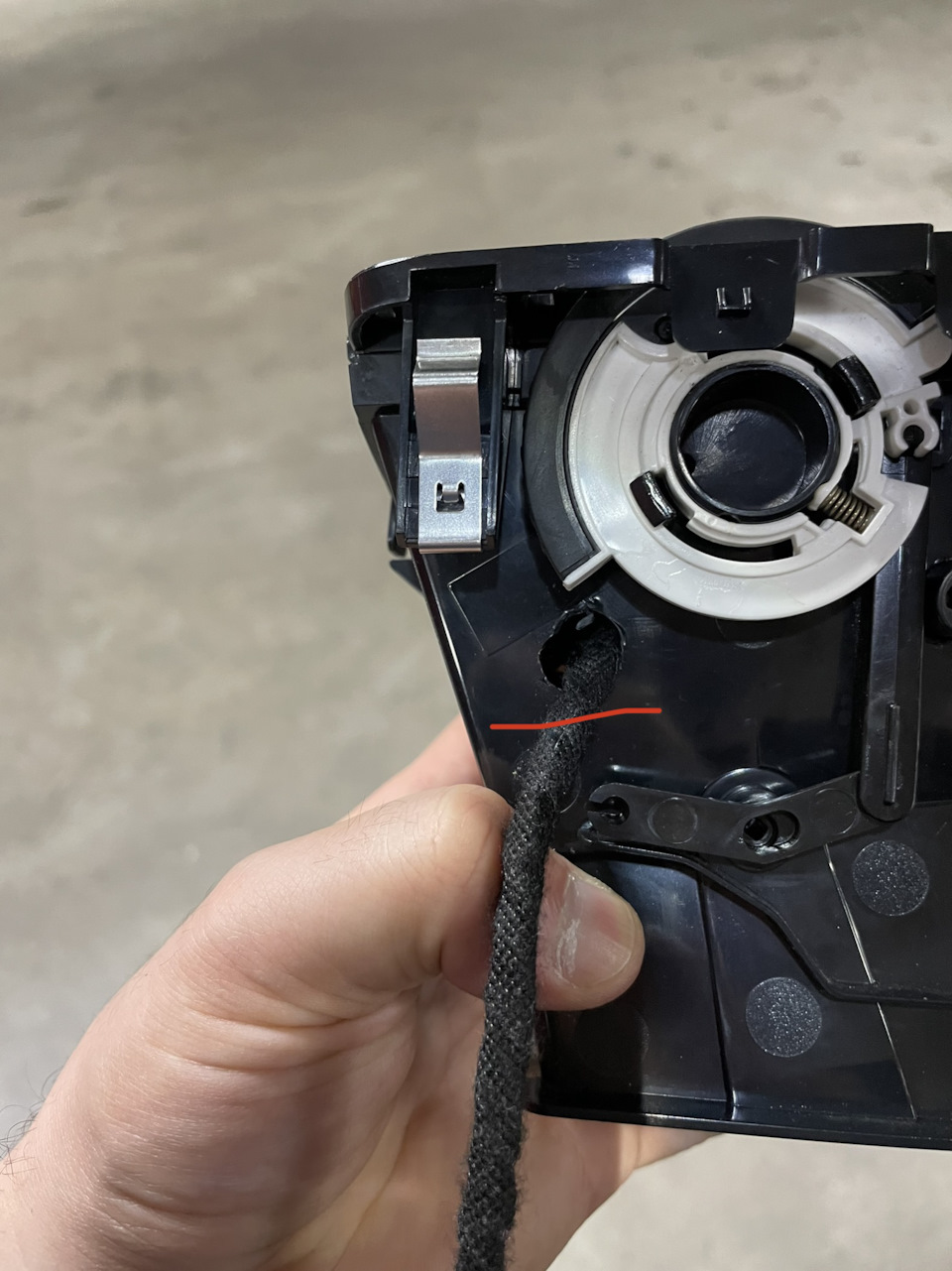 Сделал отверстие для вывода провода (провод регулировки потока воздуха не мешает) — Skoda Yeti