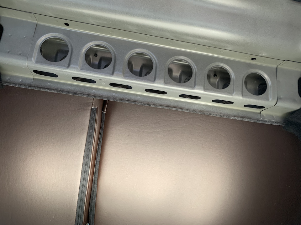 В верхней части видно два отверстия в них вставляем клипсы — Lada Vesta (1G)