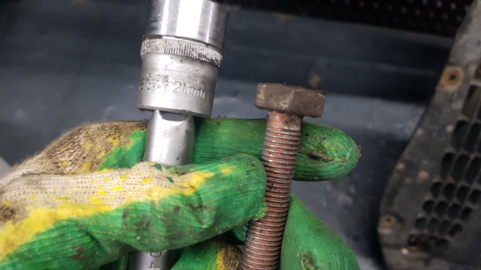 Болты крепления рулевой рейки VAG WHT 005 514, VAG WHT 006 371 — Audi A6 (C7). Запчасти на фото: WHT005514, WHT006371