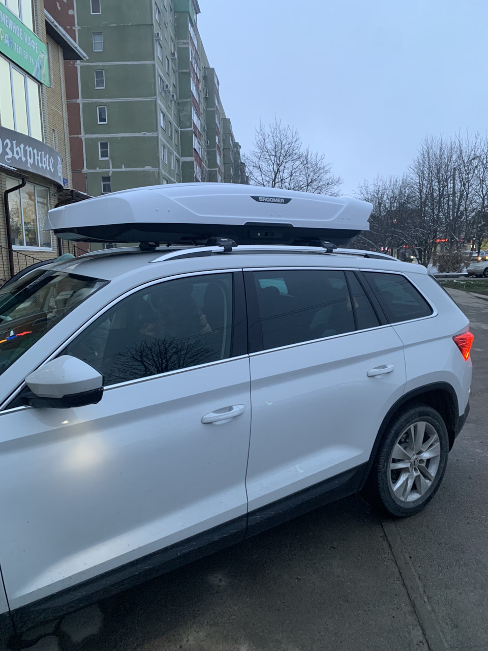 Багажник Thule WingBar Edge и бокс Broomer Venture LS — Skoda Kodiaq, 2 л,  2019 года | аксессуары | DRIVE2