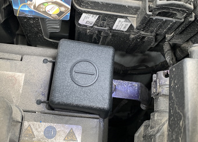 Колпачок минусовой клеммы аккумулятора и скобы защиты передних дверей ...