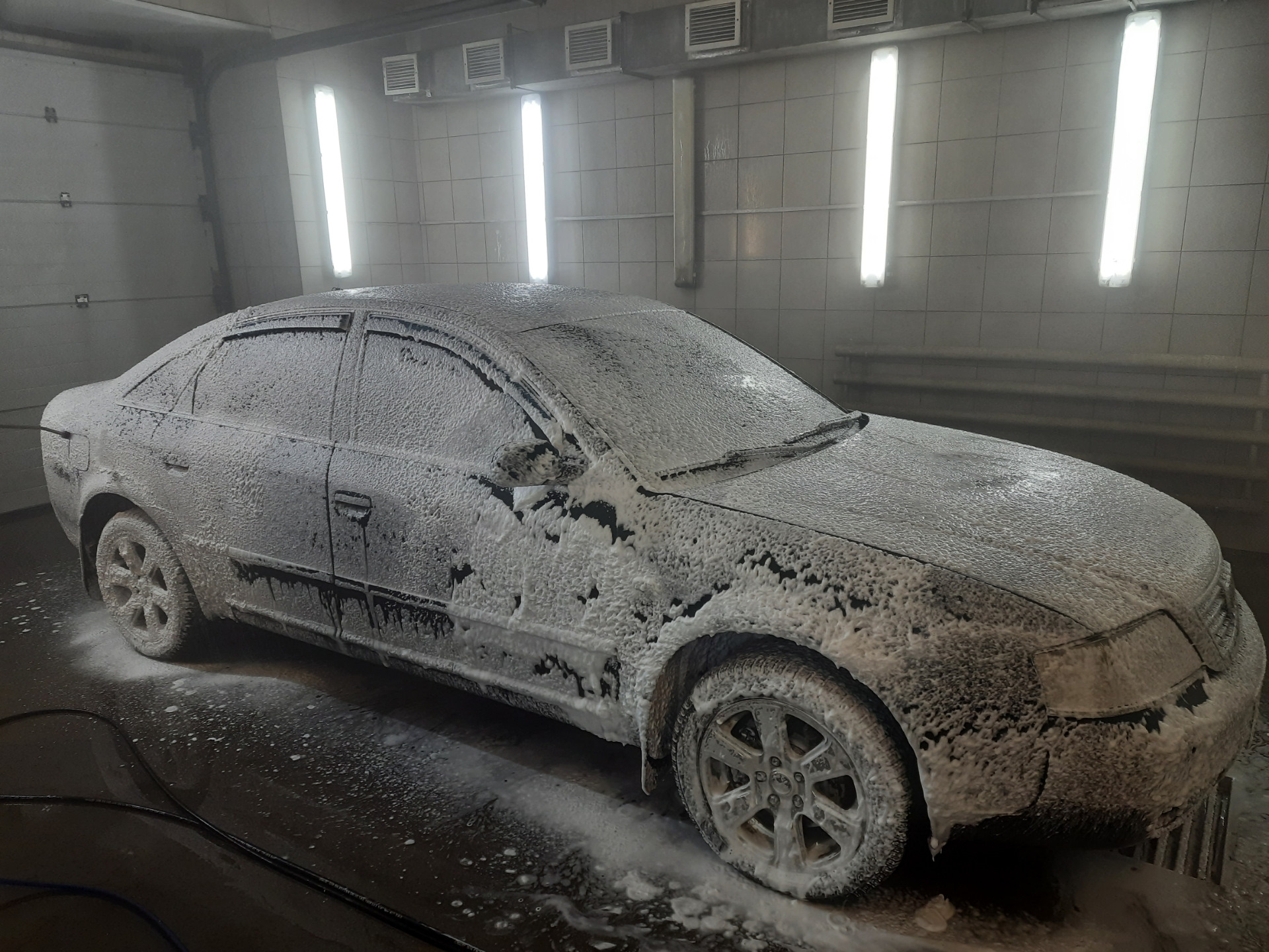 Можно мыть машину в морозы. Мойка авто зимой. Грязь на машине зимой на мойке. Автомобиль на мойке в Мороз. Замерзла пена на мойке.