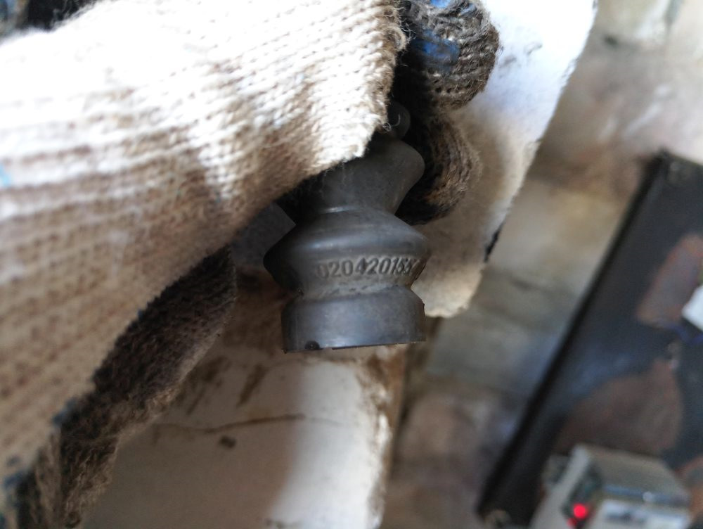 Пыльники направляющих передних тормозов — Opel Corsa D, 1,4 л, 2009 ...