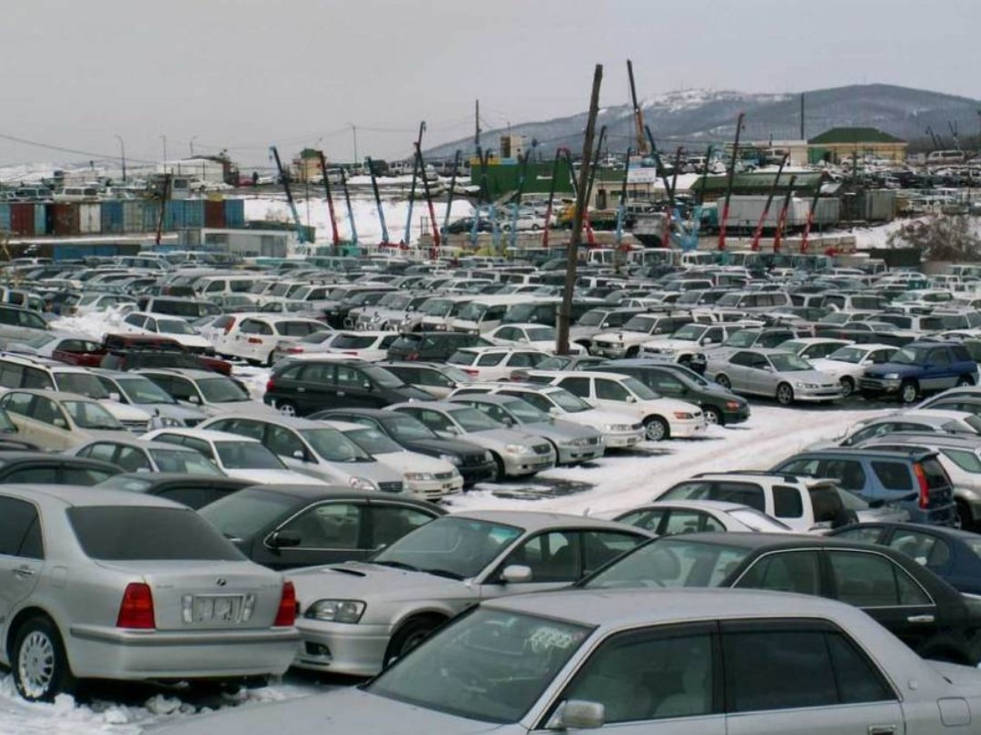 Машины во владивостоке из японии цена. Зеленый угол в 2000. Японские авто. Авторынок Японии. Владивосток японские машины.