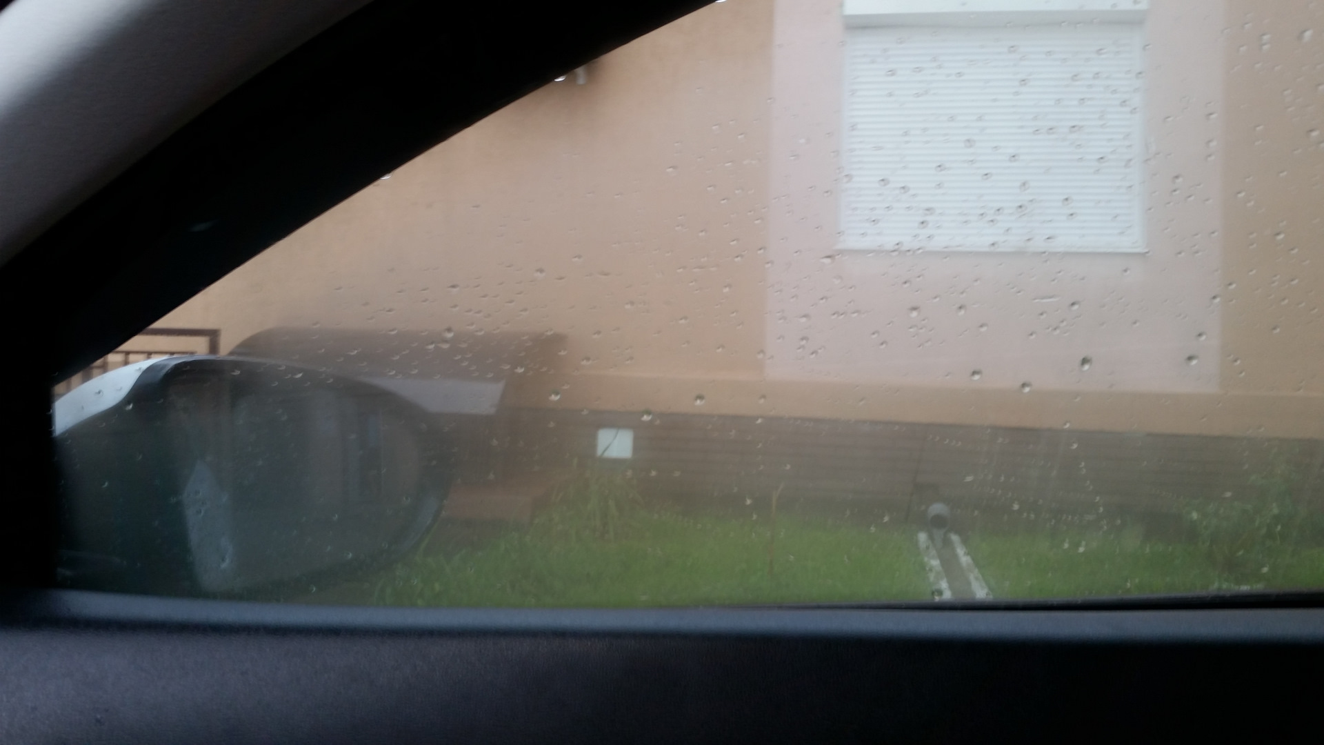 Потеет машина в дождь что делать. Запотевшие окна в машине. Чтобы не потели окна в машине в дождь. Киа Рио потеют окна. Потеют окна Ниссан Кашкай 2.