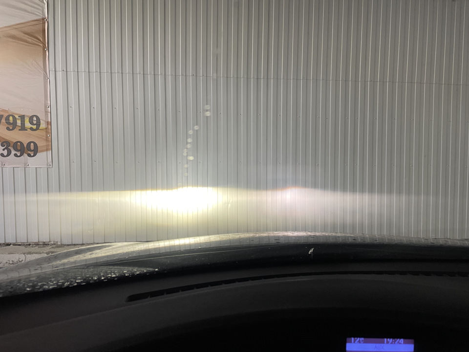 Слева светодиодная лампа K5C, справа — галоген Philips Crystal Vision — Mazda 3 (2G) BL