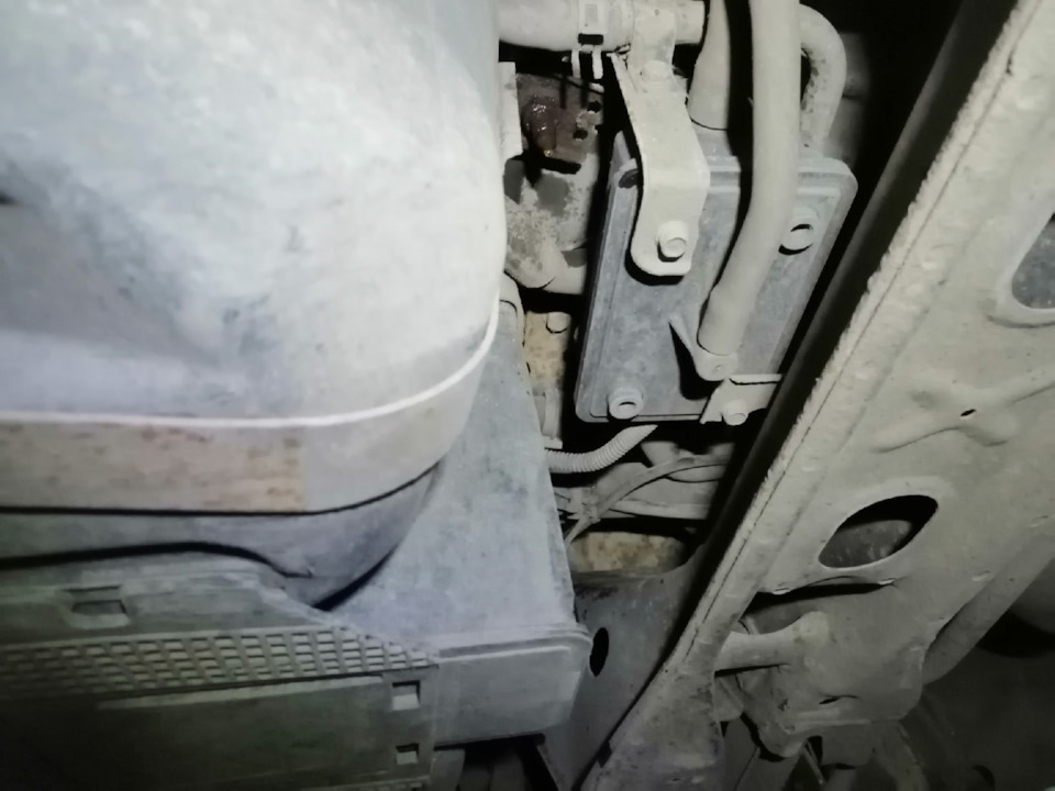 Заливная горловина матиз артикул. 05QfMKAWqfvlqm5rT9Z7so2 iuY 960. Заливная горловина матиз артикул фото. Заливная горловина матиз артикул-05QfMKAWqfvlqm5rT9Z7so2 iuY 960. картинка Заливная горловина матиз артикул. картинка 05QfMKAWqfvlqm5rT9Z7so2 iuY 960. Всем бобра!)Начнём с EVAP.Коли в прошивке мы эту фигню отключили, то в машине у нас продолжает это гомно висеть… Под капотом удаление EVAP задача простая — снимаем электромагнитный клапан, его трубочки, глушим отверстие во впуске под него и глушим трубку идущую от бензобака — она металлическая идёт вместе с подачей и обраткой. По хорошему её тоже можно снять, но у меня родилась идея как её в будущем использовать, поэтому я её просто заткнул шлангом с болтиком с двух сторон, что бы в неё не попадали вода и мусор.А теперь переходим к бензобаку… Что бы снять EVAP от туда нам нужно открутить бензобак, по другому к этой фигне не подлезть =(