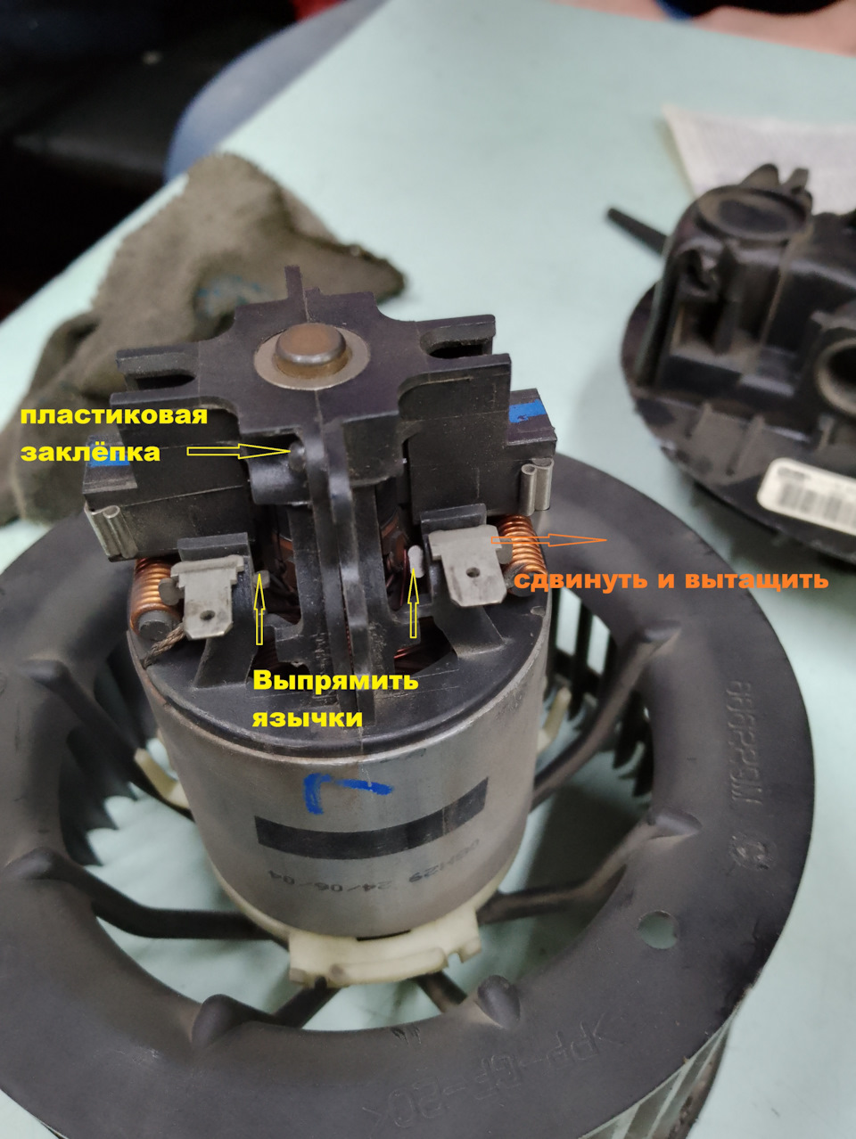 Мотор печки. Как полностью разобрать электромотор вентилятора отопителя  Рено Логан 1 без кондиционера, Рено Меган 2 (широкий разъём)? — DRIVE2