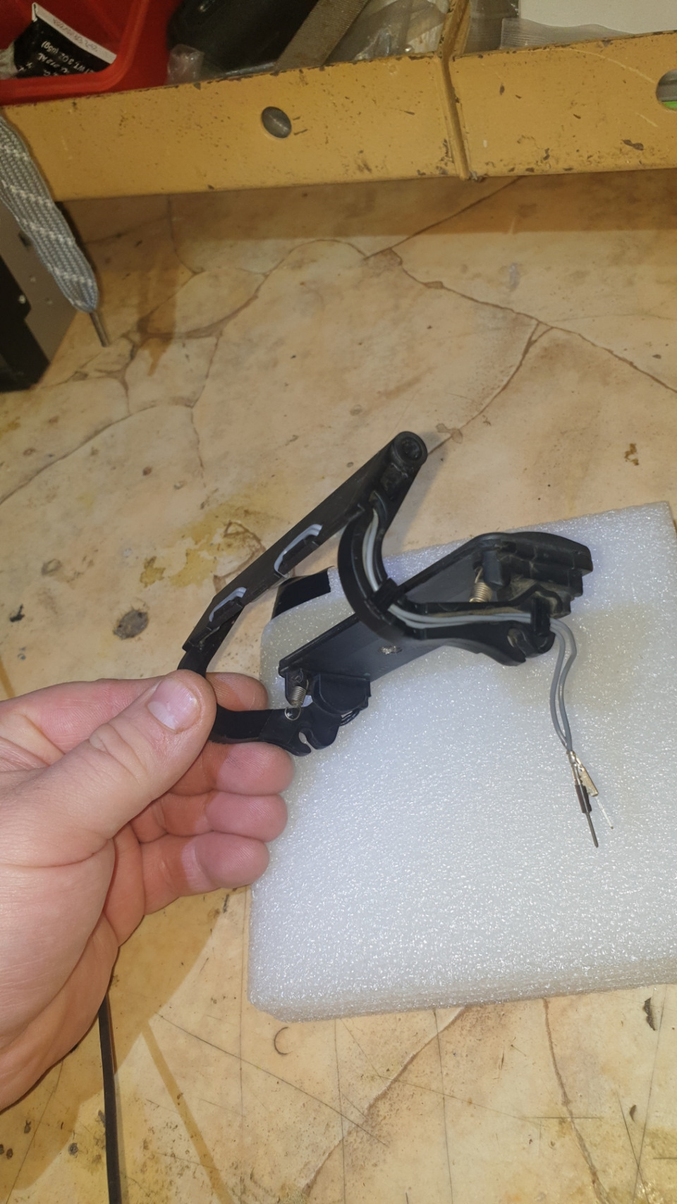 Вот так идёт провод, кстати эта деталь снимается, в конце она сама выпала в руки) лучше сразу все разобрать, так удобнее — Mercedes-Benz S-Class (W220)