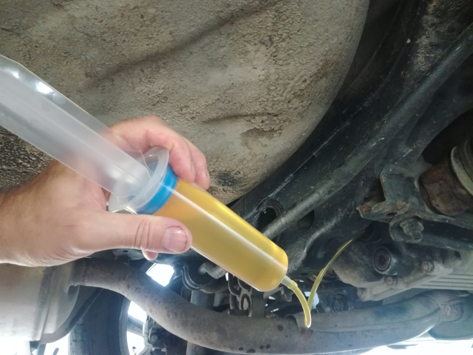 заливаю масло, специально для этого купил шприц на 150 мл, кусок шланга нашел в загашнике — Nissan X-Trail II (t31)