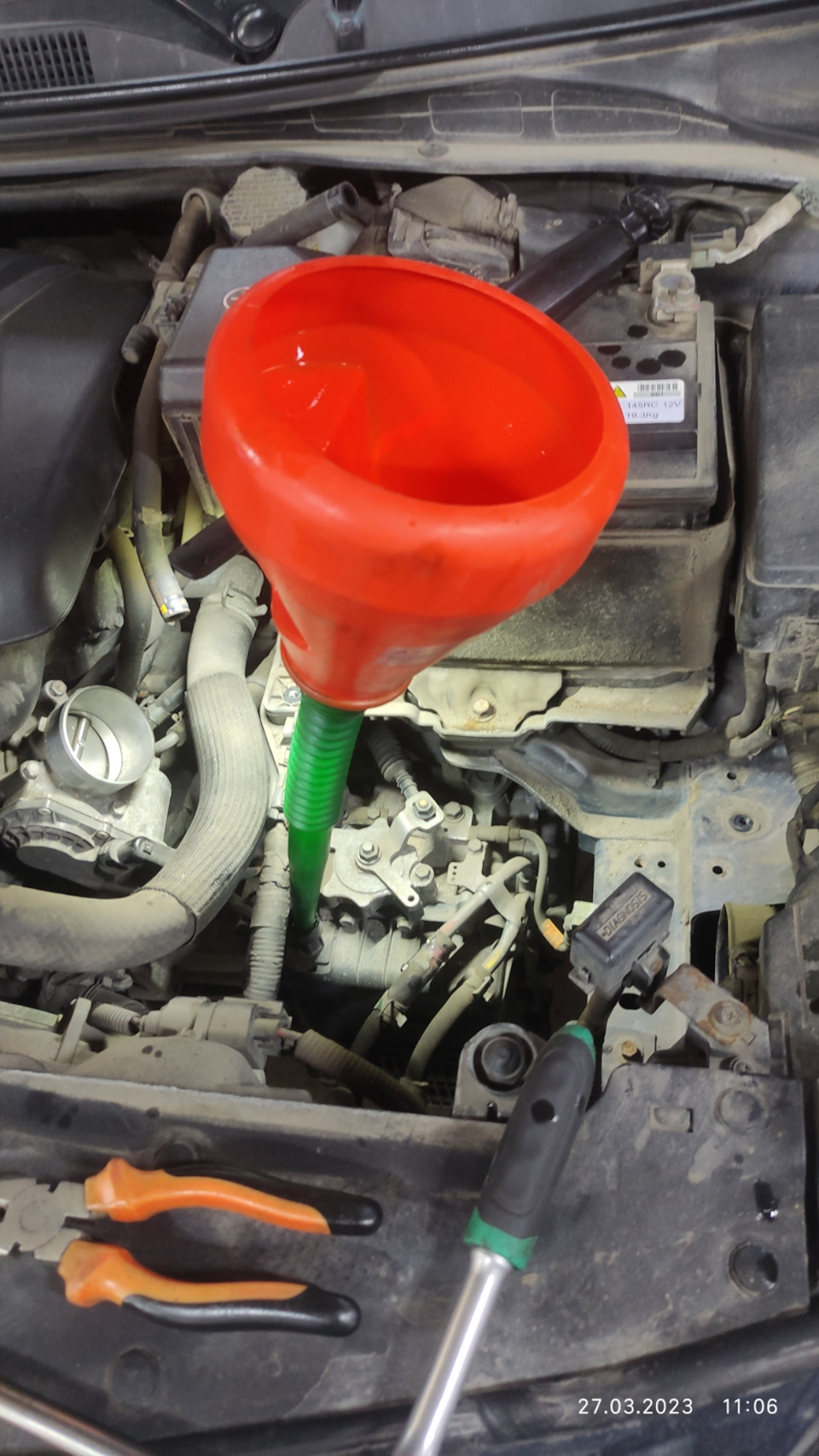 Процесс залива нового масла, осталось от 5-й канистры грамм 200-250 — Hyundai i40