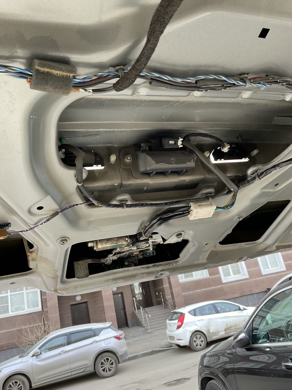 Пятое колесо телеге точно не нужно, а вот пятая дверь автобусу просто ...