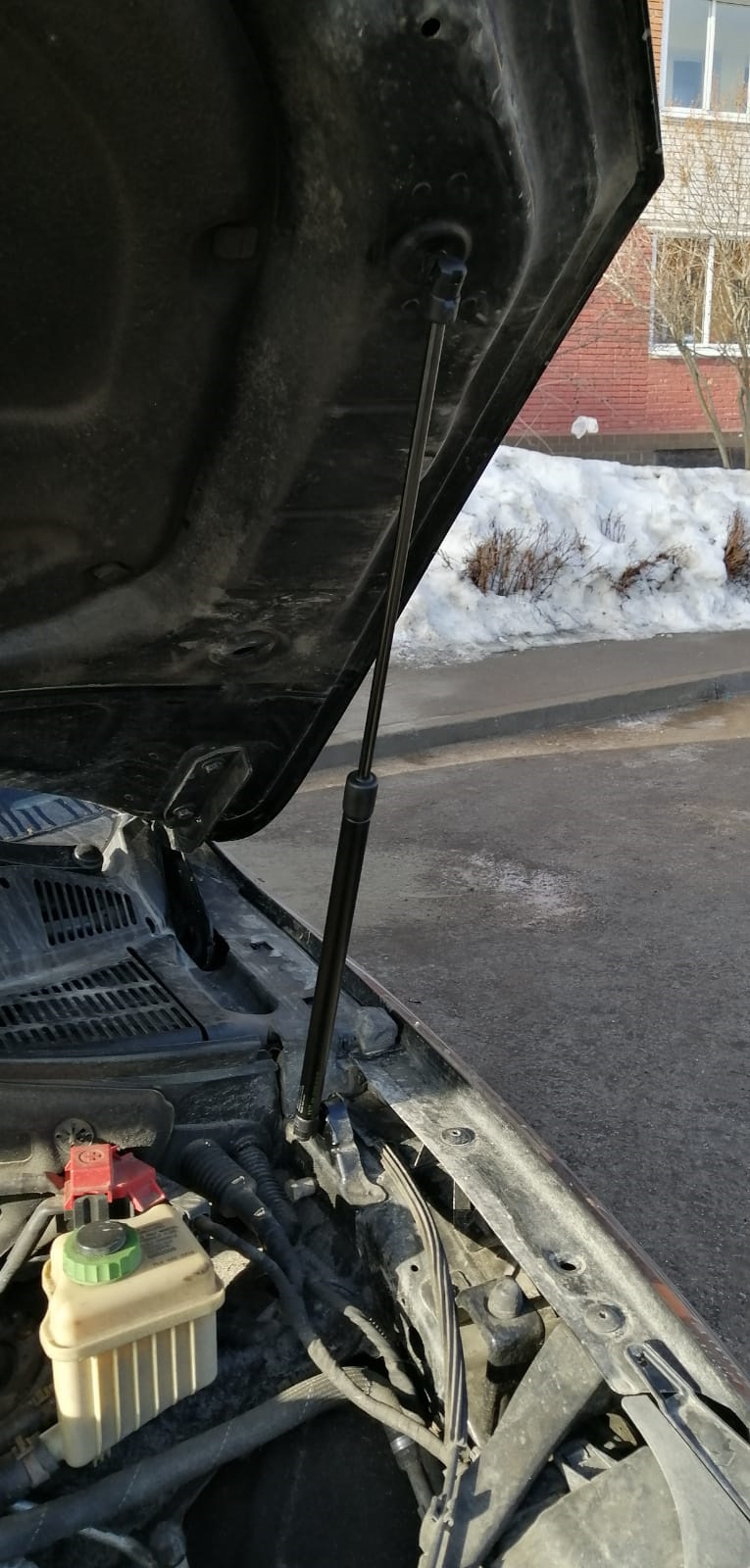 Газовый упор капота. — Volkswagen Touareg (2G), 3,6 л, 2011 года ...