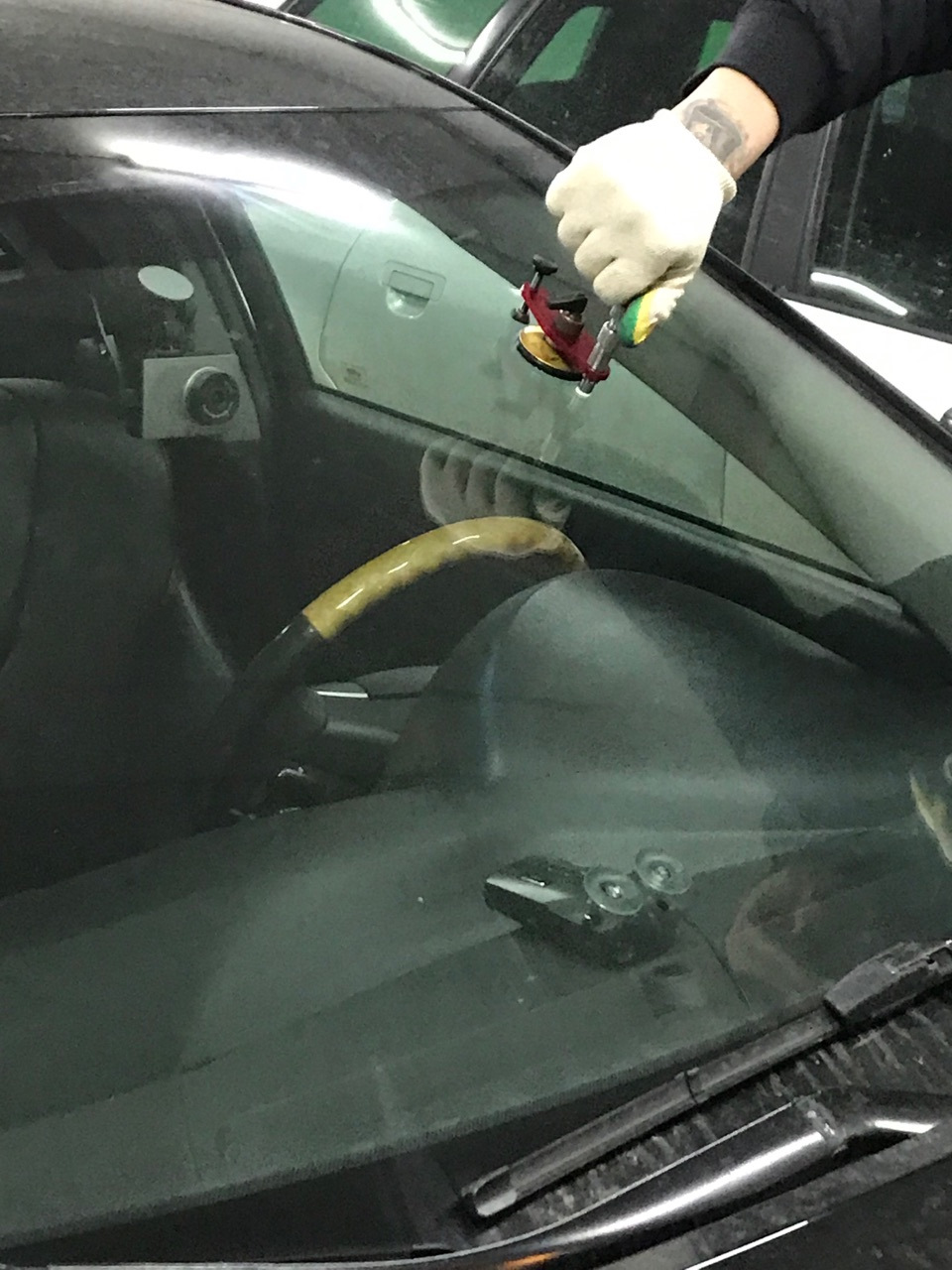 Герметизация лобового стекла ваз 2114. Протекает лобовое стекло ваз 2114. Как устранить течь лобового стекла. Течёт из лобового стекла. Резинка на стекле ланцер 9.