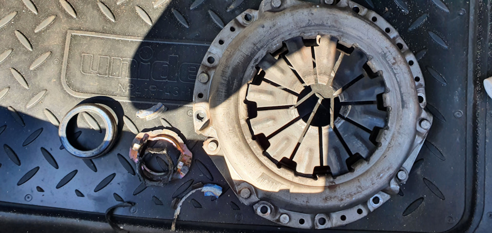 Пробег 584000км. Поломка сцепления, встрял на трассе. Замена выжимного ...