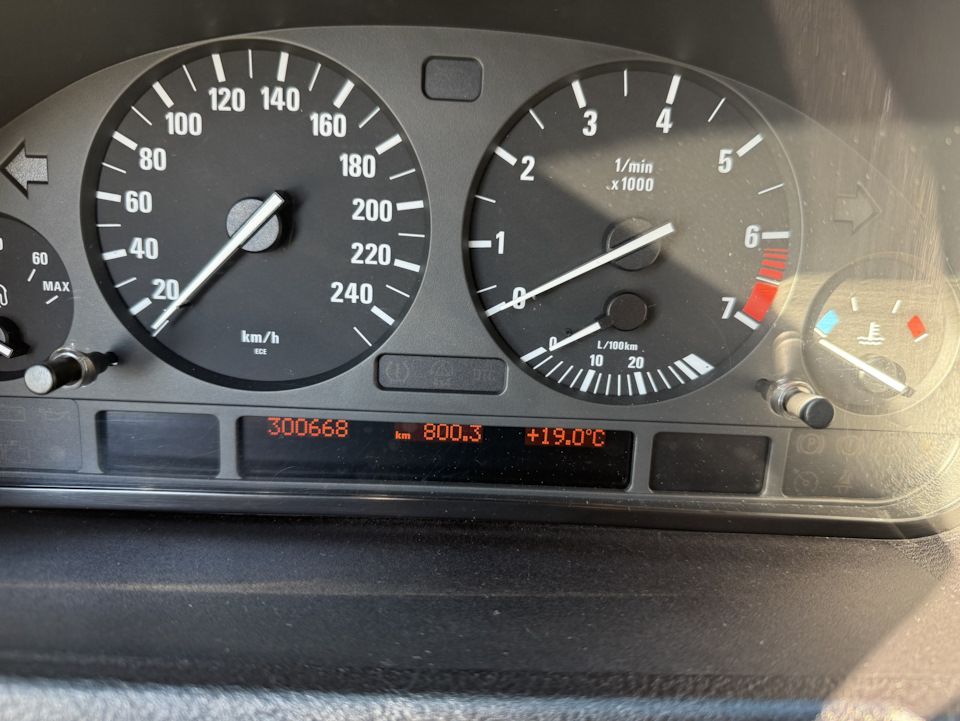 Photo from the logbook BMW X5 (E53). Found on photo: 300668