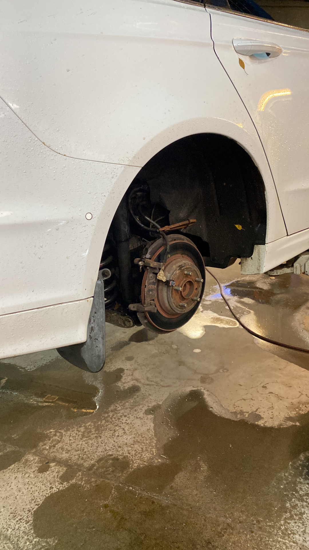 Подклинивание заднего правого суппорта — Ford Mondeo V, 2,5 л, 2015 ...