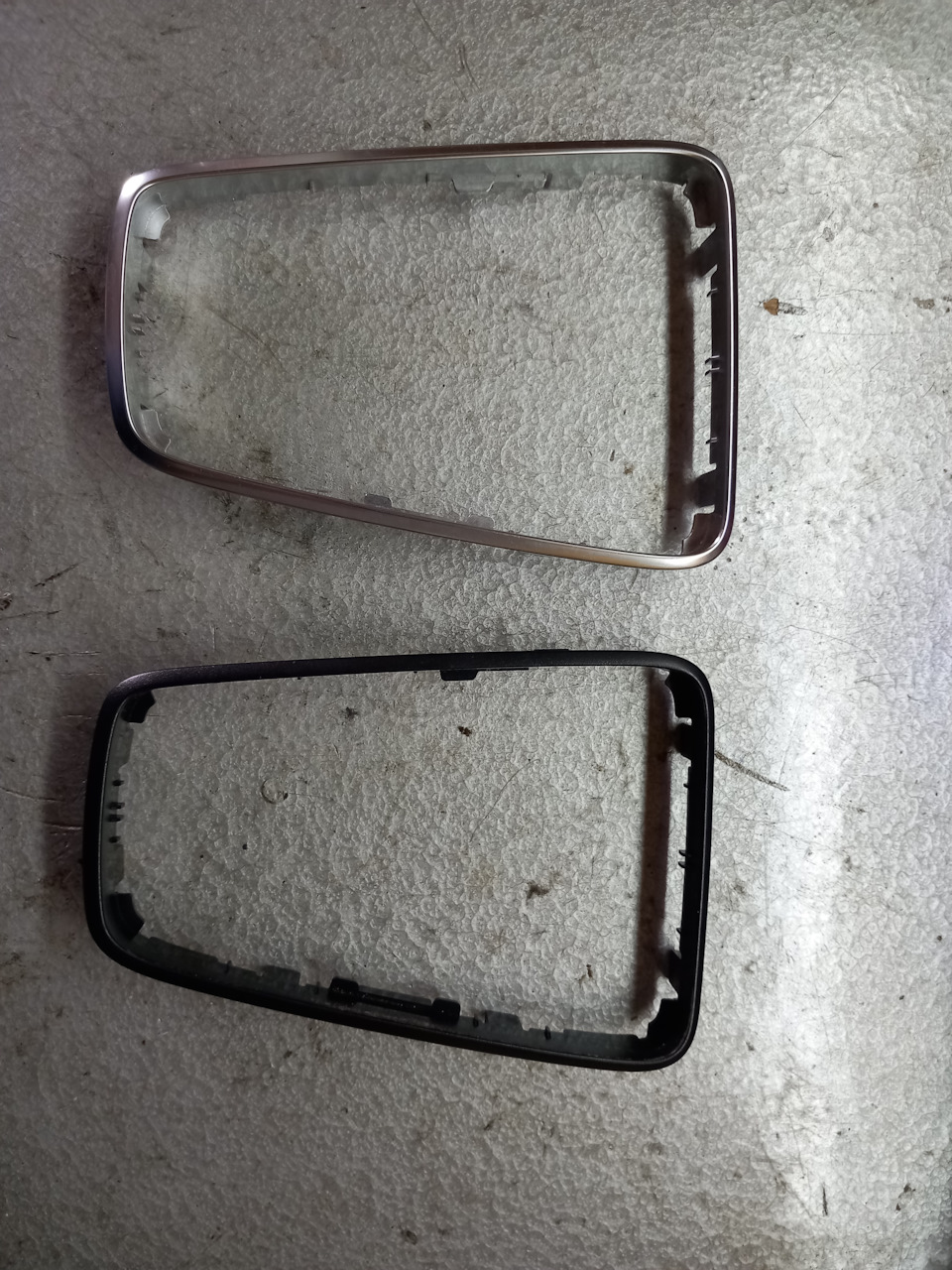 Серебристая и черная рамка — Ford Focus Hatchback III