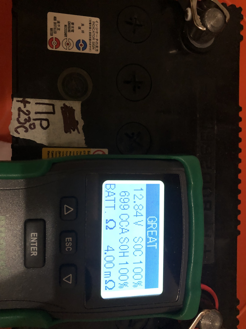 Показание тестера в правом акуме после зарядки, так же ССА добавилось, внутреннее сопротивление уменьшилось. — Mitsubishi Pajero Sport (1G)