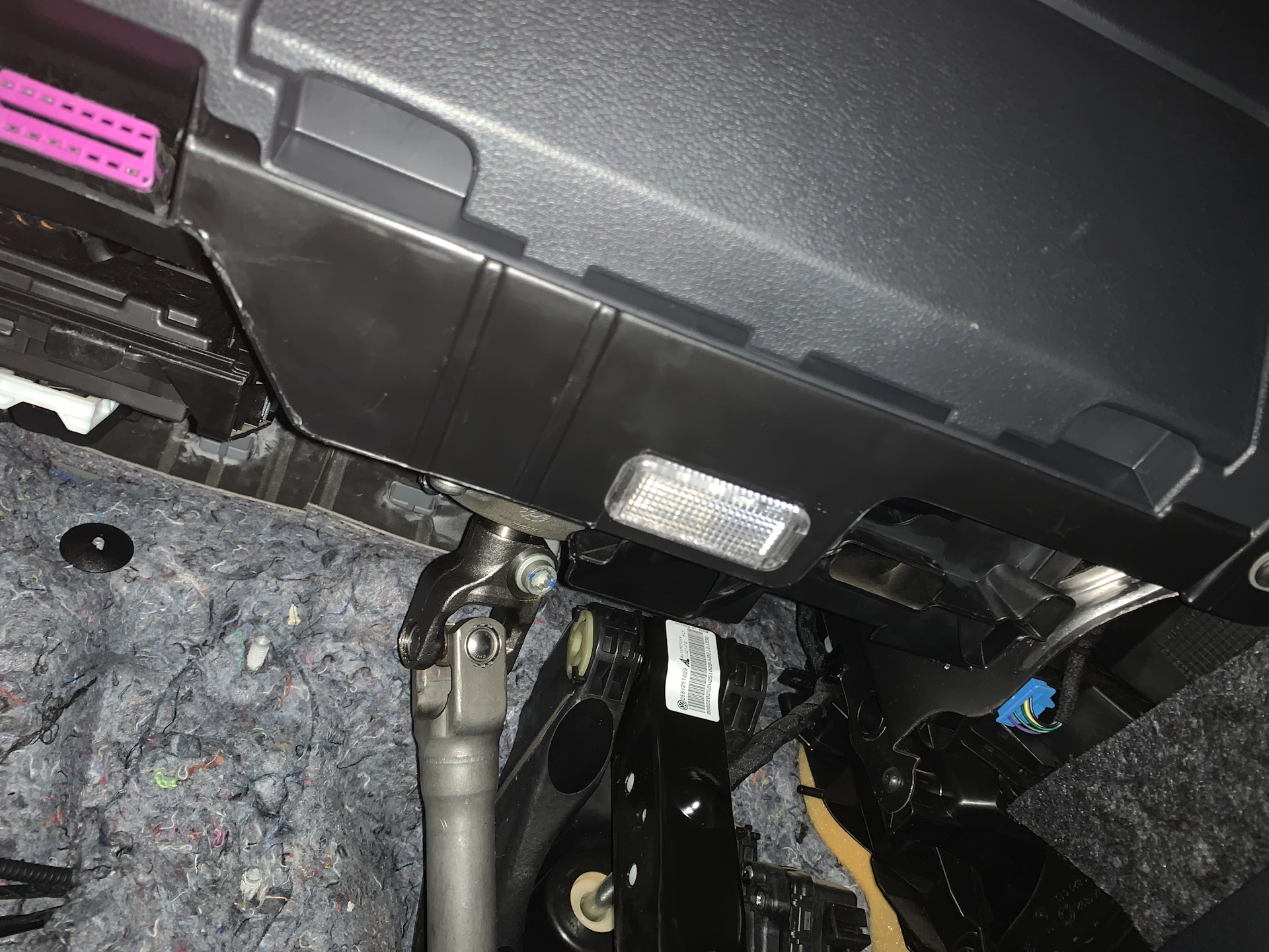 Подсветка пространства для ног — Volkswagen Polo Sedan, 1,6 л, 2012 ...