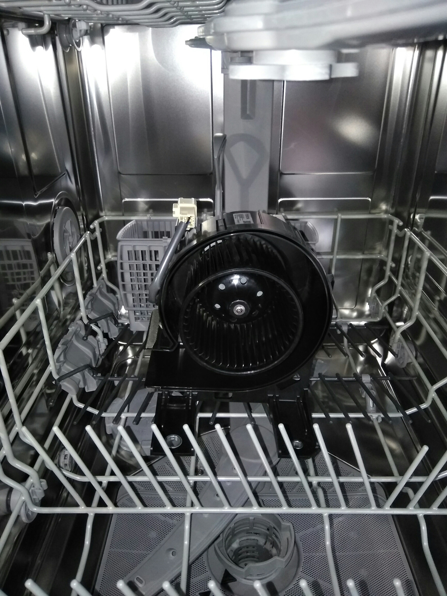 Можно мыть сковороду в посудомойке. Диски в посудомойке. Мытье колес в посудомойке. Мойка автозапчастей в посудомоечной машине. Диск в посудомоечной.