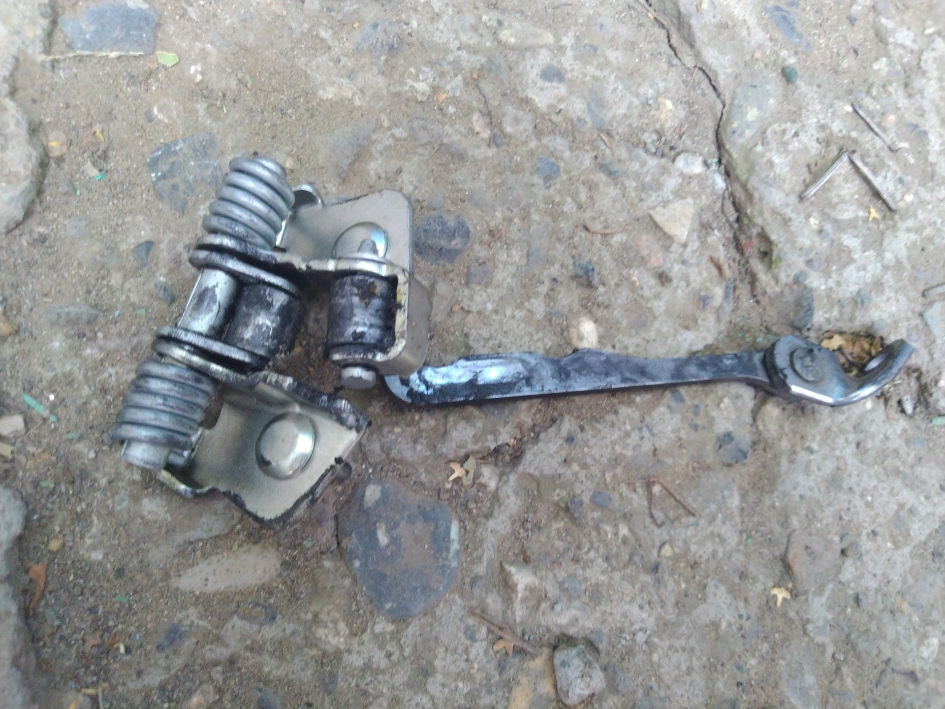 Замена ограничителя двери — Lada Ларгус, 1,5 л, 2015 года | своими ...