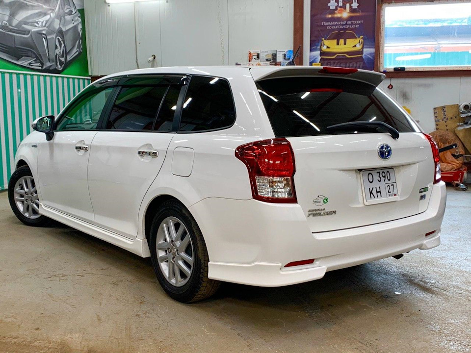 Toyota Corolla Fielder 2014 гибрид