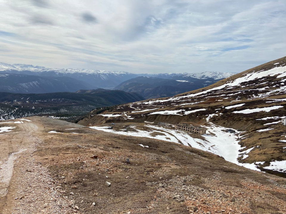 Почти спустились, если приглядеться то справа от перемёта видно Нивку, которая нас дожидалась всё это время… — Lada 4x4 3D