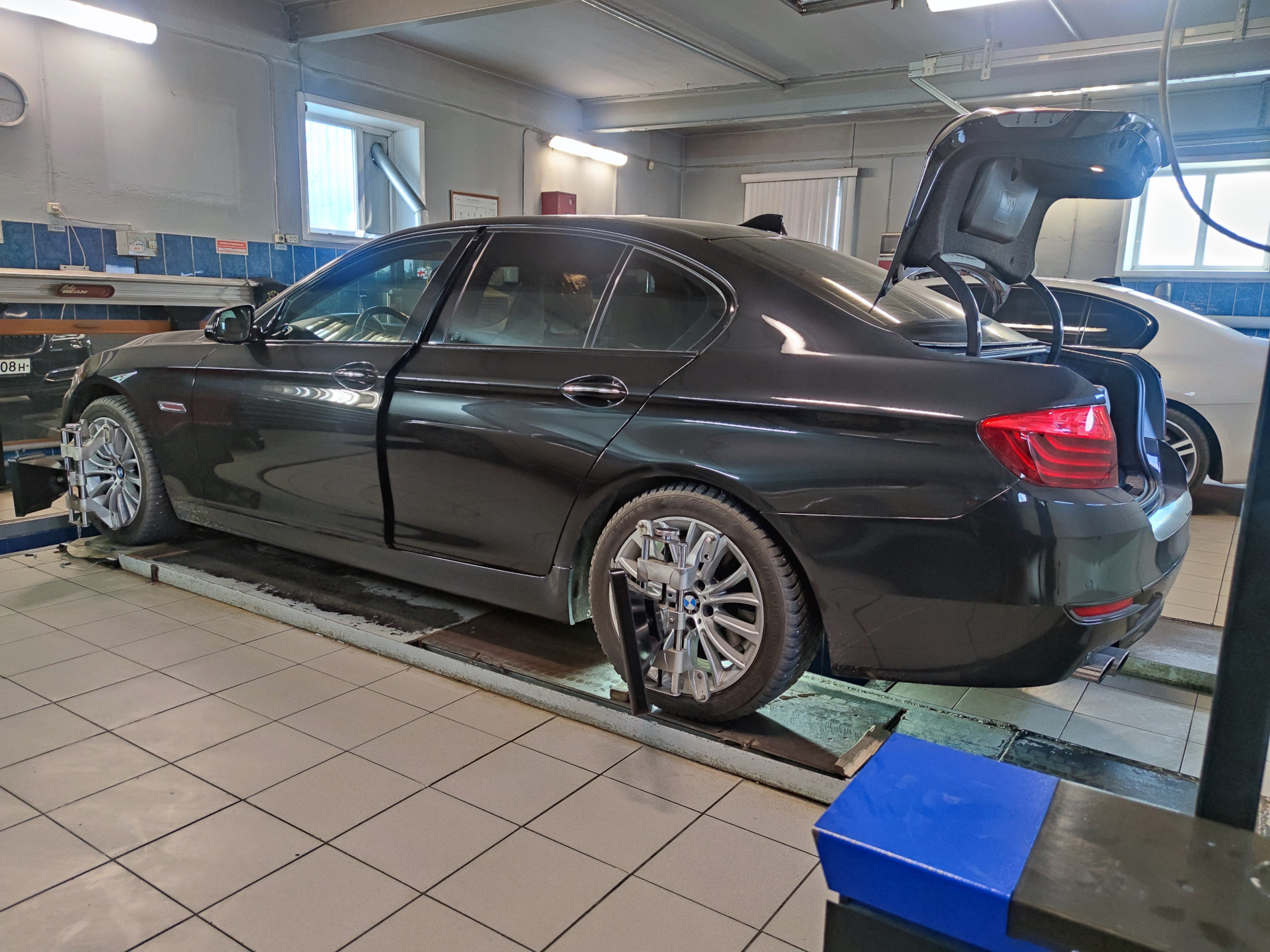 Прокачка (закачка) азотом передних амортизаторов — BMW 5 series (F10 ...