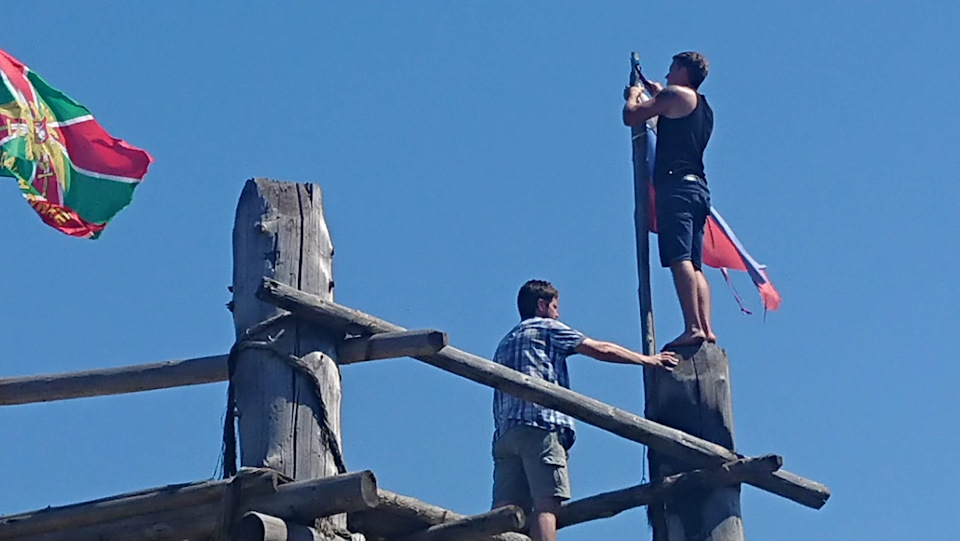 Владимир с Сергеем помогли сменить флаг на декорации. — Nissan NP300