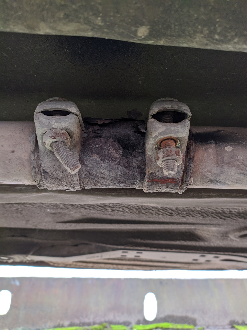 Замена хомута глушителя — Skoda Octavia Combi A4 Mk1, 1,8 л, 2001 года ...