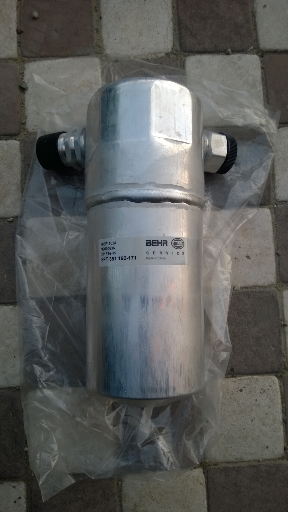 Осушитель — Audi 100 (C4). Запчасти на фото: 8FT351192171