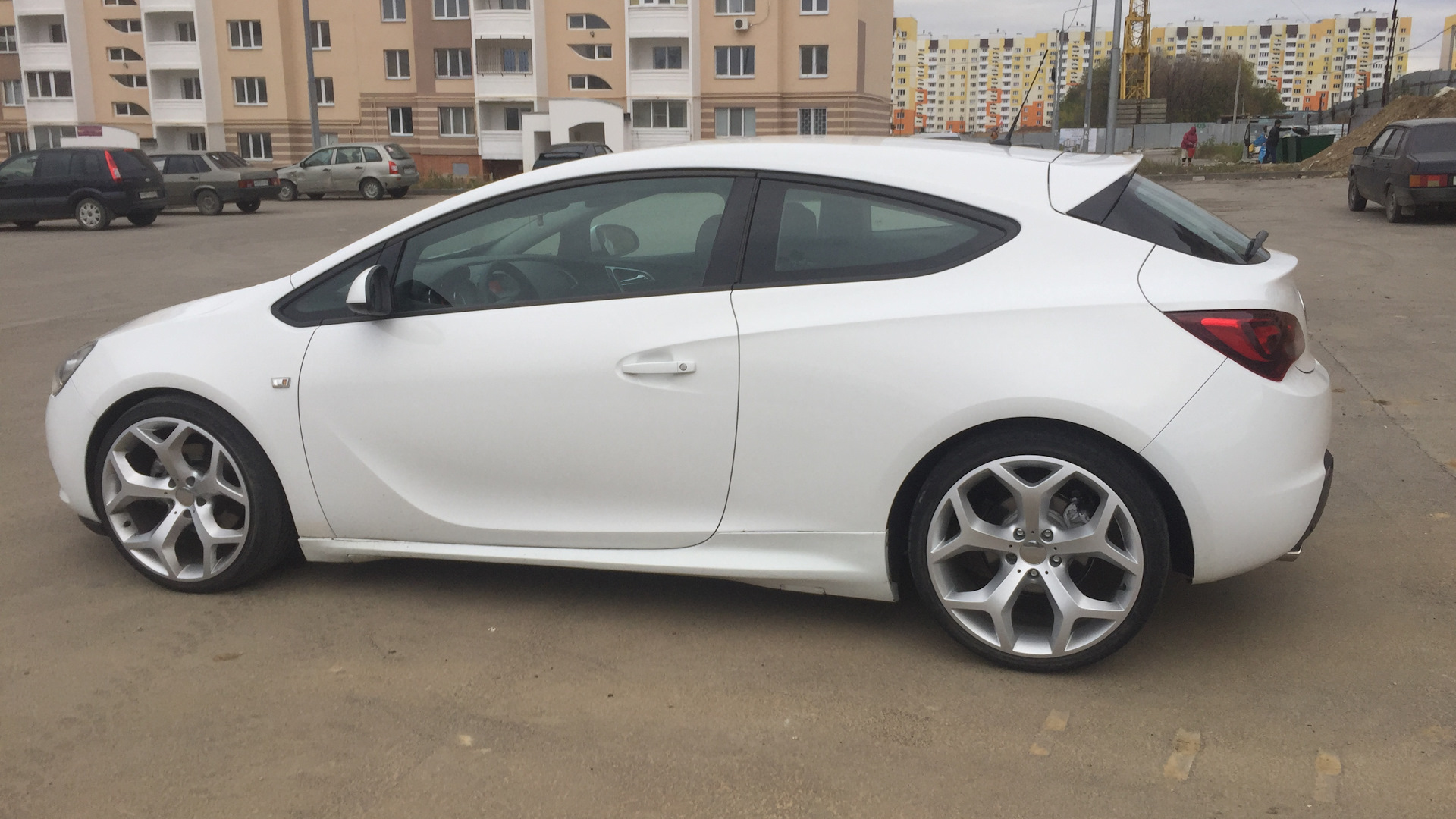 Opel Astra J GTC 1.4 бензиновый 2012 | Белая на DRIVE2