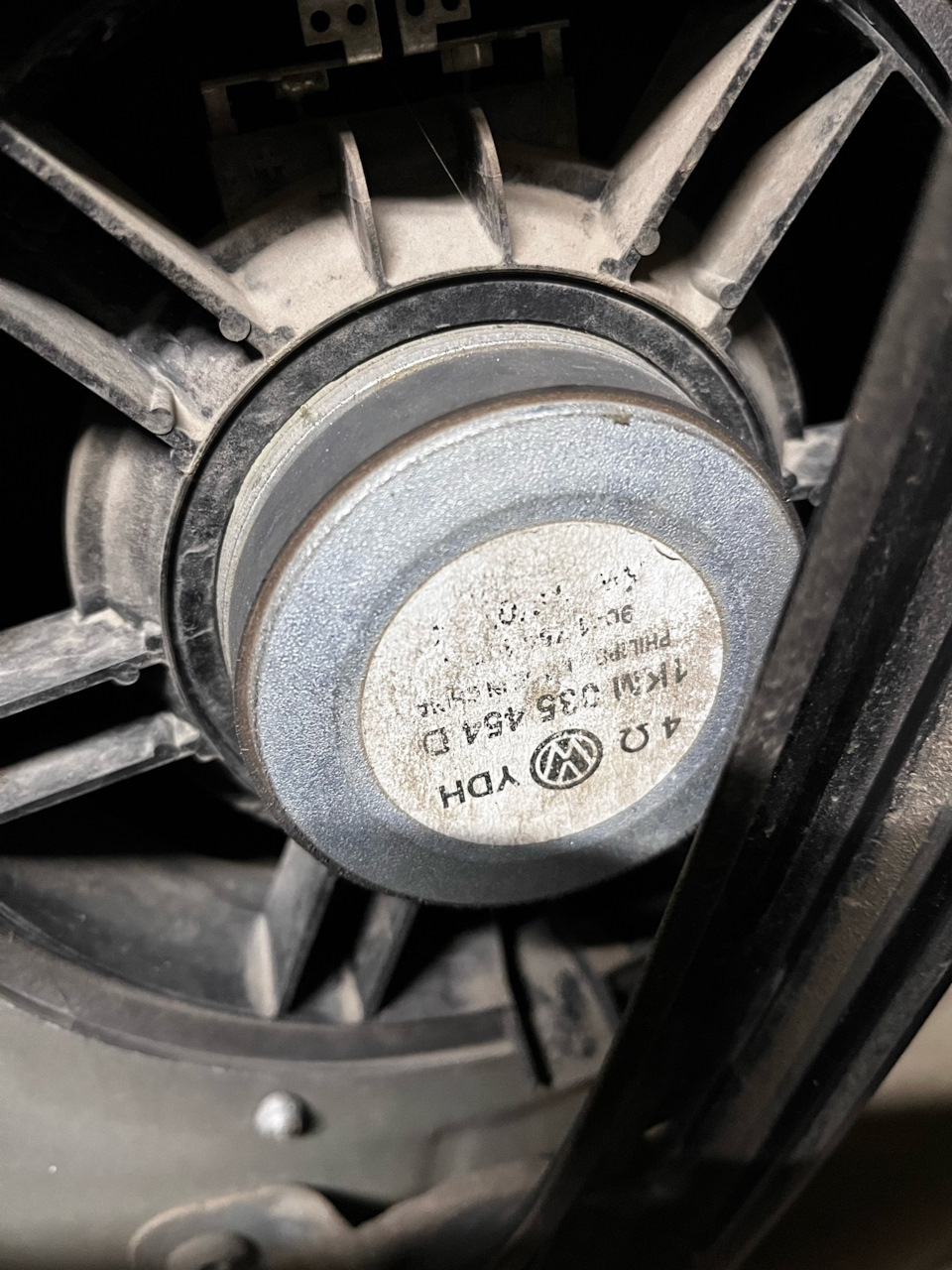 Штатный динамик — Volkswagen Jetta V. Запчасти на фото: 901110