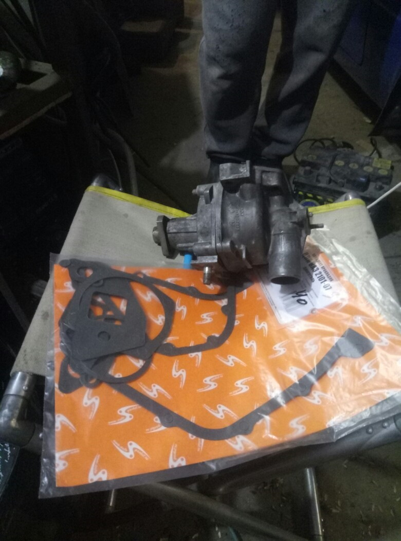 Потекла помпа и гена начал работать нормально — Lada 2106, 1,6 л, 1990 ...