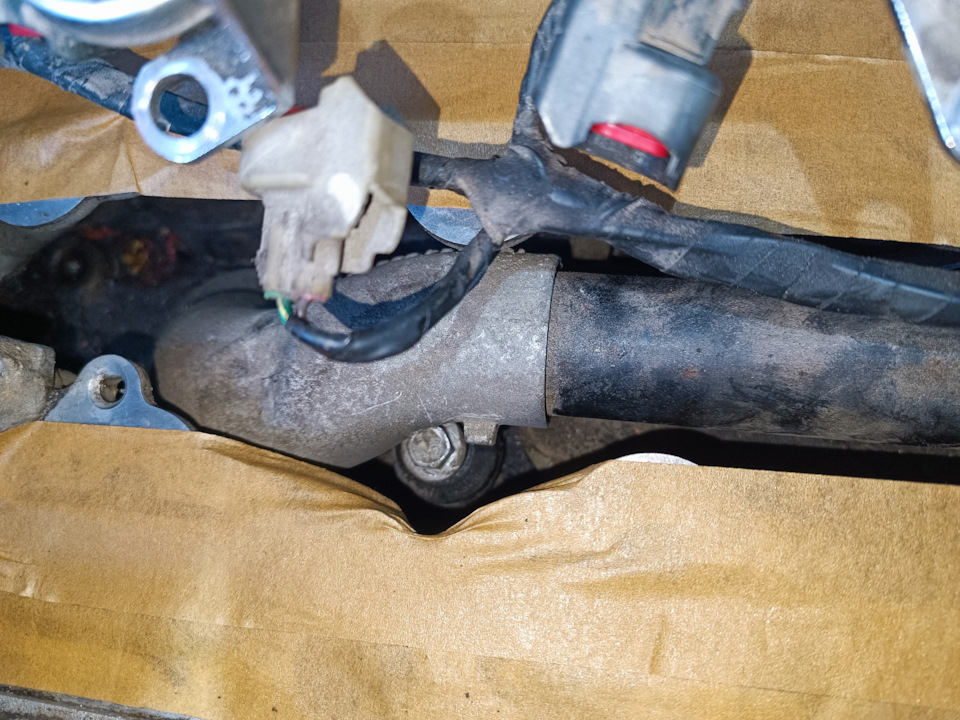 Вот он под отводом системы охлаждения. — Jaguar X-Type