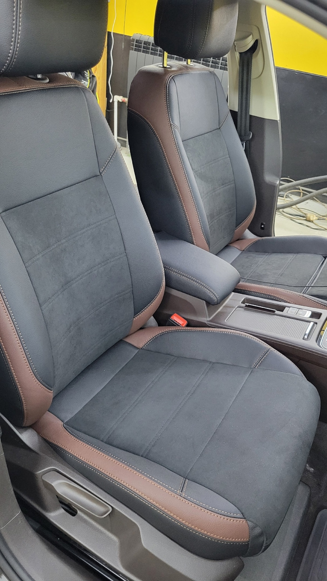 Установка чехлов премиум класса — Volkswagen Passat B8, 1,8 л, 2015 ...
