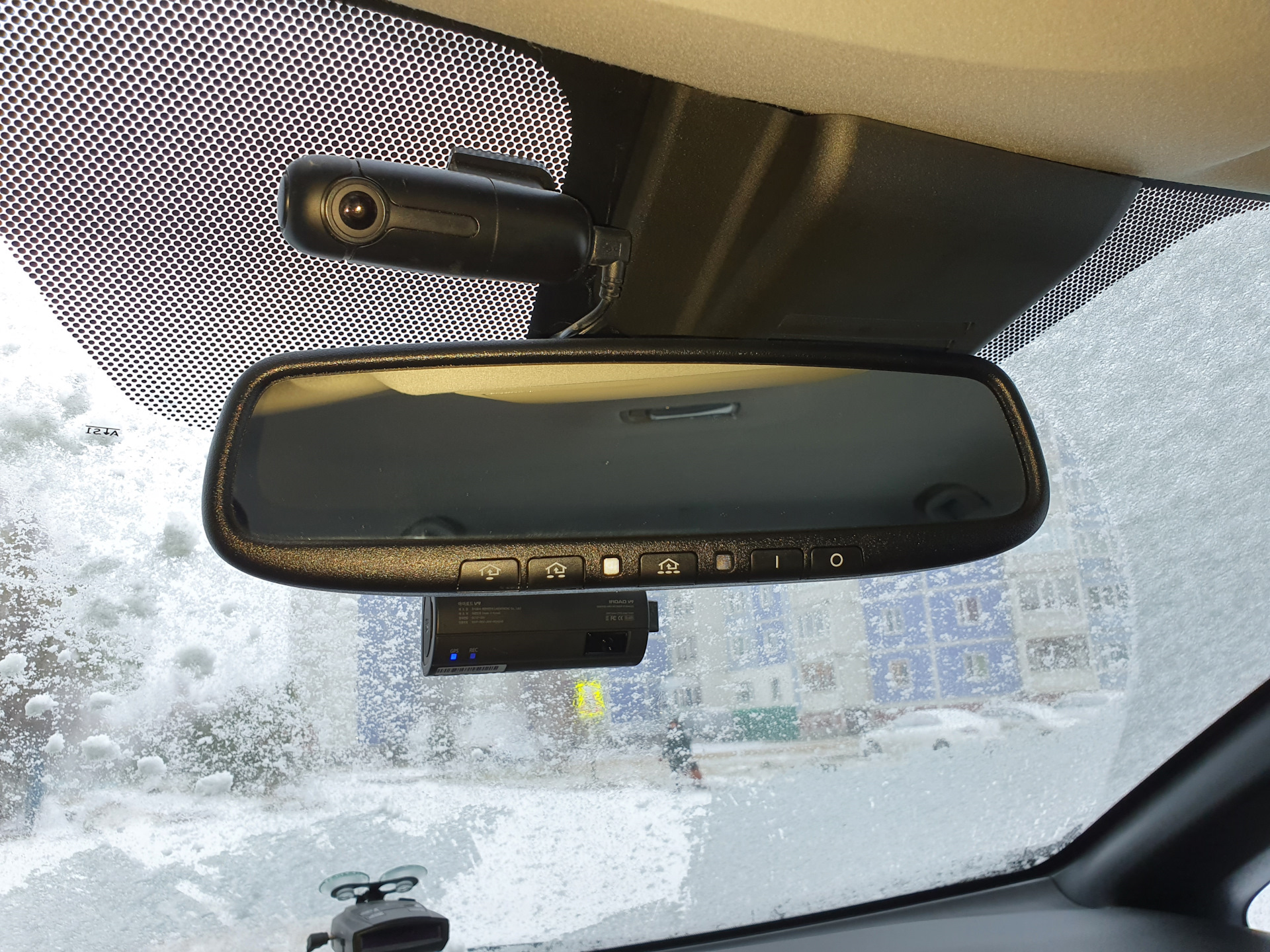 Кнопка на зеркале