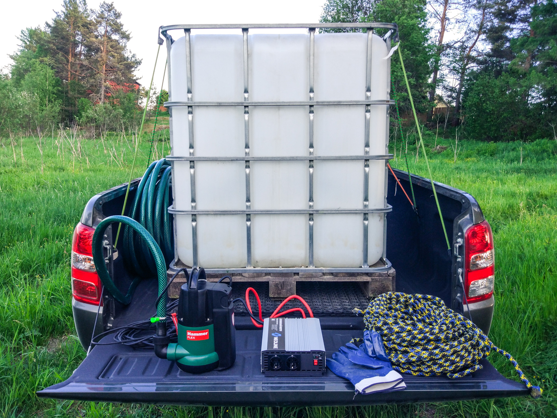 Мини азс еврокуб. Емкость еврокуб 1000 л. Еврокуб ibc 1000л на деревянном поддоне. Еврокуб ibc 1000 л. Перевезти еврокуб.