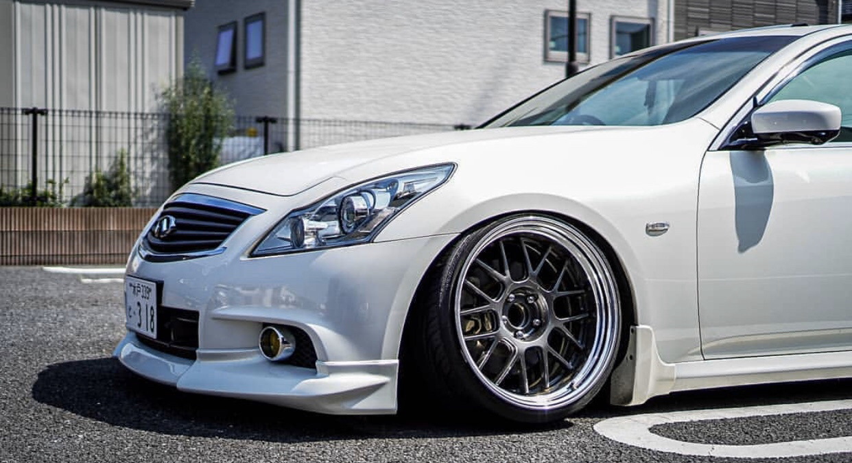 Шины infiniti g25. Infiniti g Sport Bumper. Спорт бампер Infiniti g25. Infiniti g25 JDM. Губа на Инфинити g37.