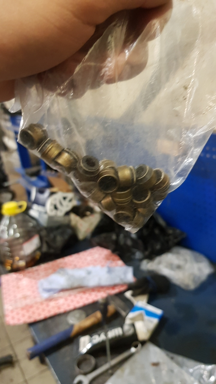 Замена маслосъемных колпачков без съёма головы — Audi A4 Avant (B5), 1 ...