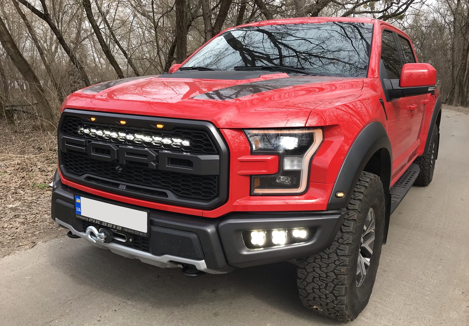 Ford f150 Raptor красный