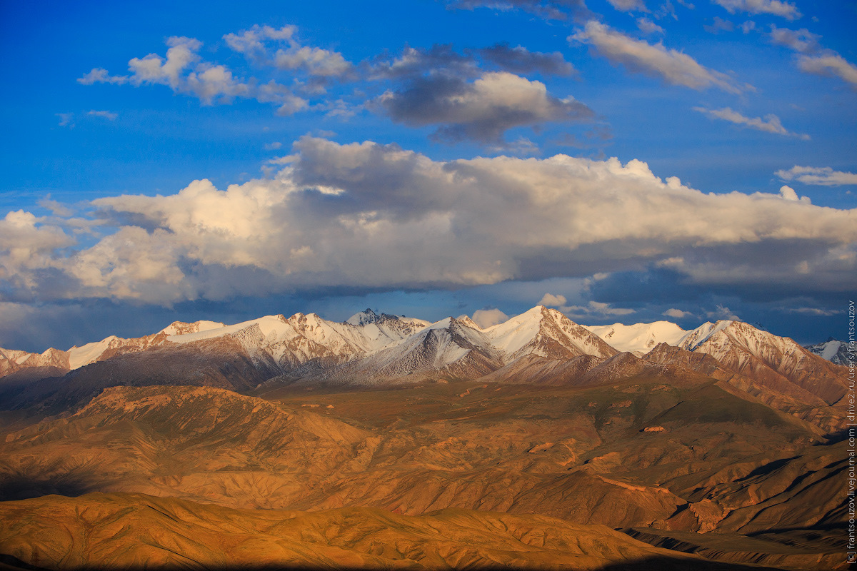 Mountains in kazakhstan. Горы Тянь Шань. Горы Тянь Шань Китай. Тундук Тянь Шань. Тянь шаньский хребет.