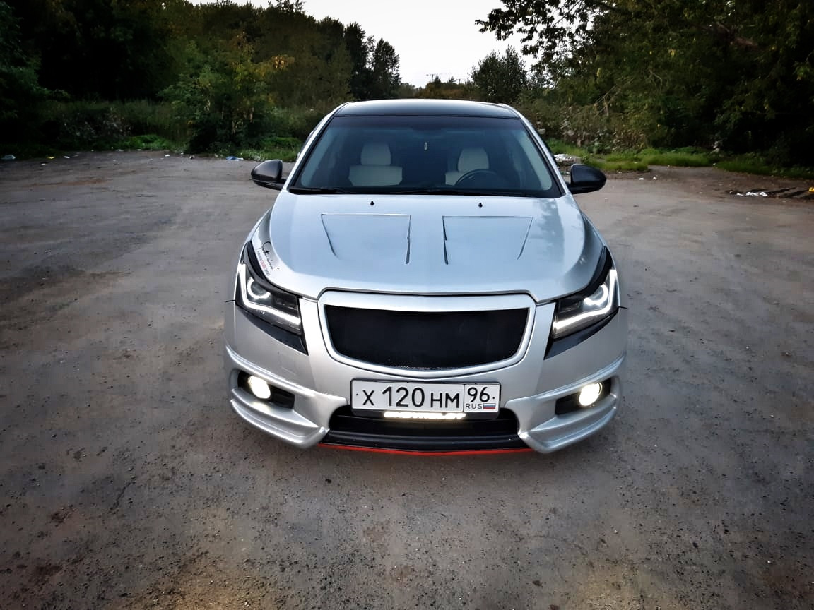 Полосы на капот Chevrolet Cruze