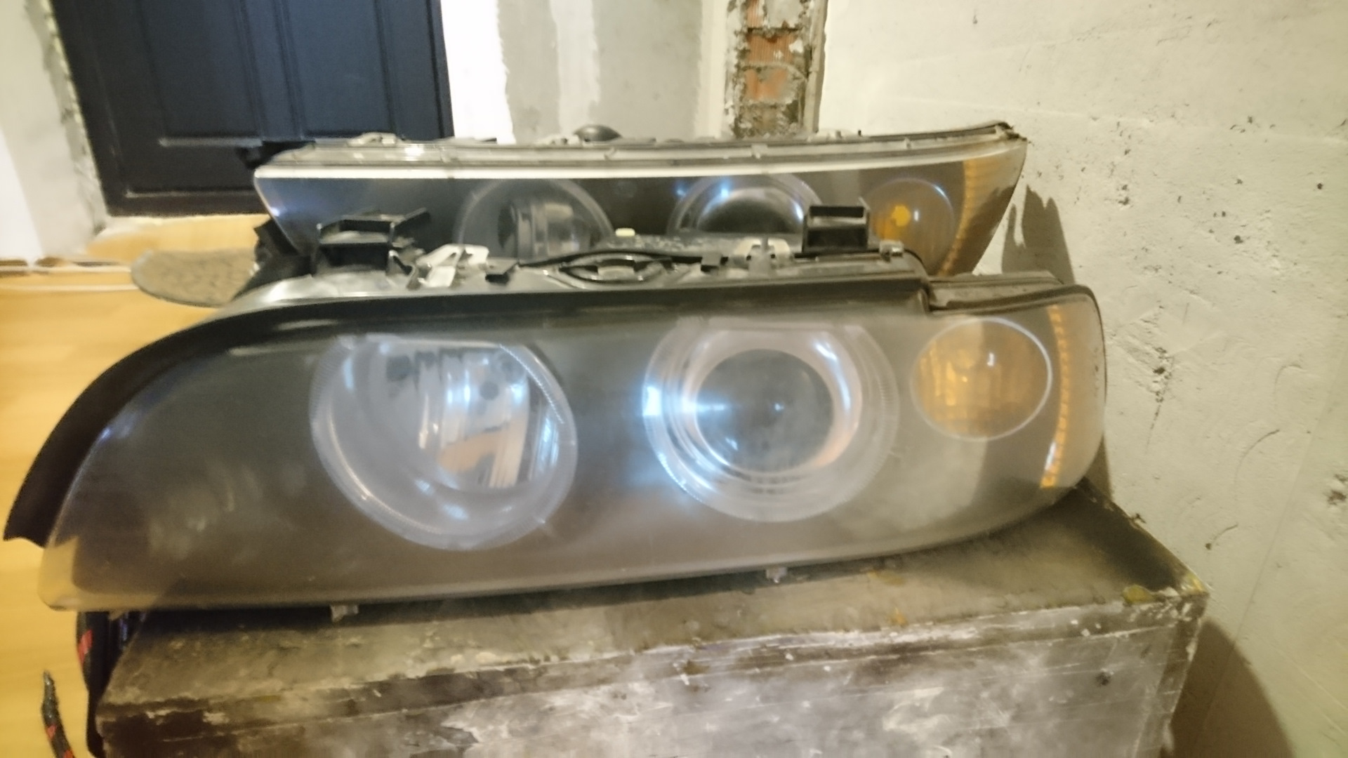 Установка рестайлинговых фар. Фары опель вектра б рестайлинг. Фара ауди ку7. Установка рестайлинговых фар. Шкода супер б ставим ресталинговые фары и стапаки.