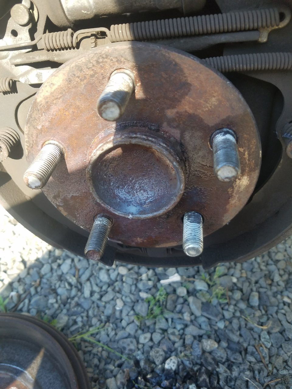 замена шпильки на колесе — Toyota Matrix (1G), 1,8 л, 2005 года ...