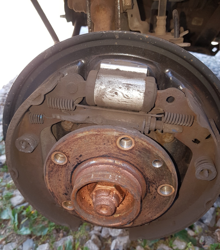 Задний тормозной барабан на рено дастер 4х4. Как снять тормозной задний барабан на дастере. Тормозной барабан рено дастер 4х4. 6 абс. Колодки задние дастер дизель.